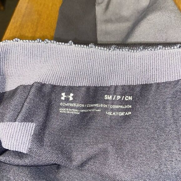 Under armour fitted soft lightweight athletic leggings - Picture 3 of 4